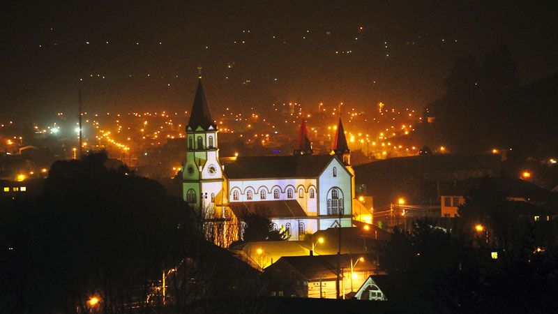Puerto Varas - Vista nocturna de la Iglesia del Sagrado Corazón