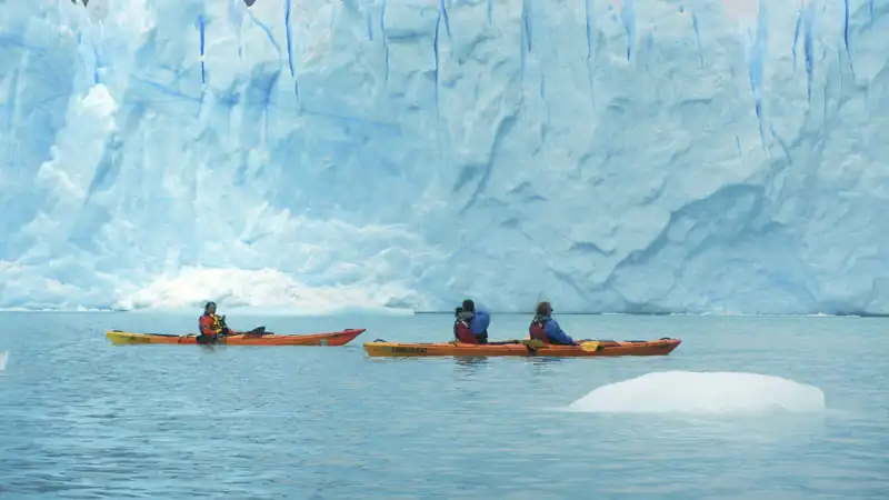 Kayak frente al Glaciar Perito Moreno