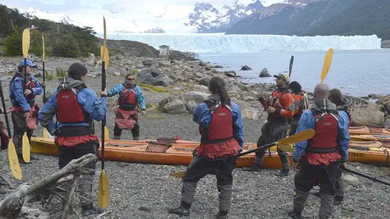 Kayak frente al Glaciar Perito Moreno