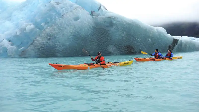 Kayak frente al Glaciar Perito Moreno