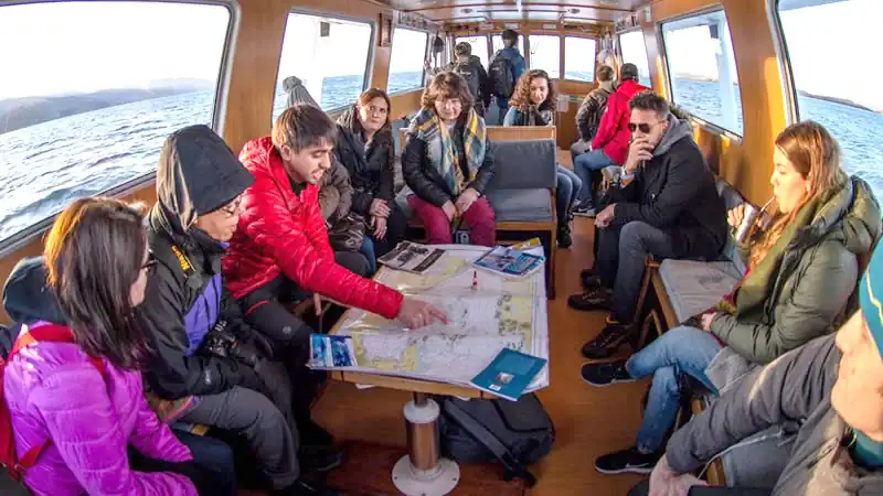 Caminata con pingüinos con navegación por el Canal Beagle